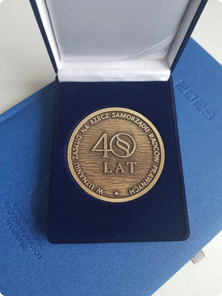 Medal pamiątkowy z okazji 40-lecia samorządu zawodowego radców prawnych przyznawany za zasługi na rzecz Samorządu Radców Prawnych